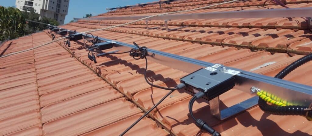 מערכת סולארית על גג רעפים