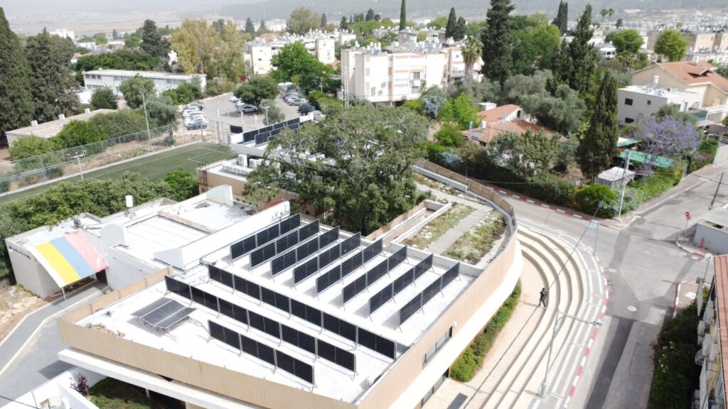 גג ירוק עם מערכת סולארית