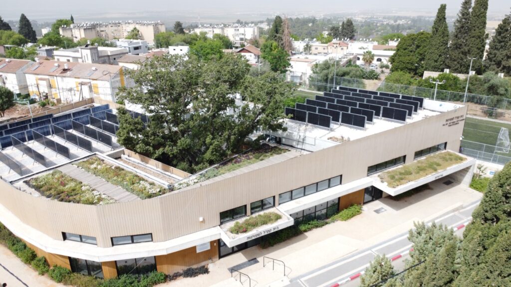 גג ירוק עם מערכת סולארית