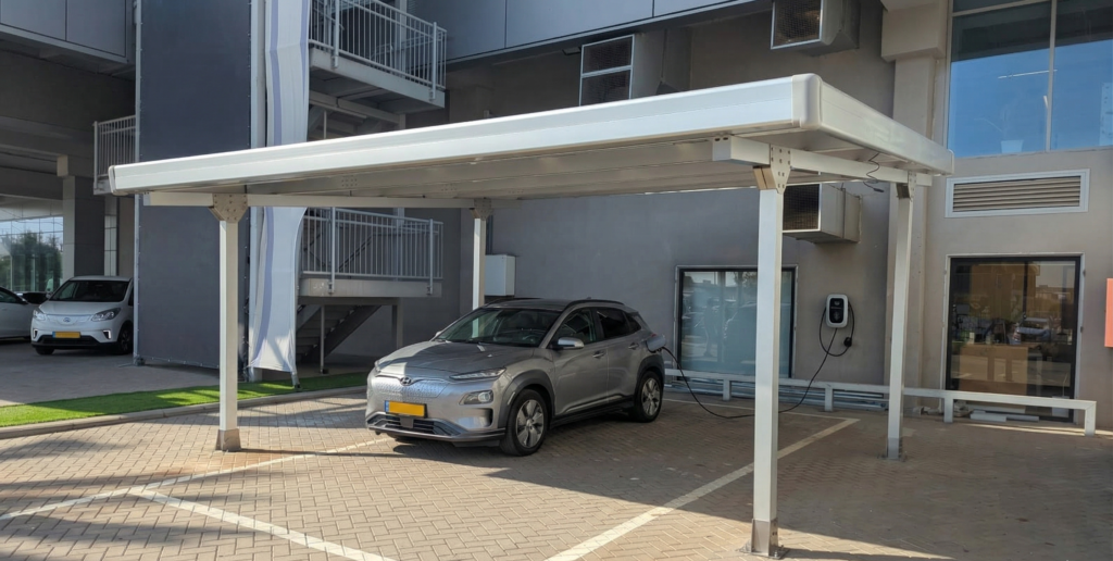 חניה סולארית עם רכב