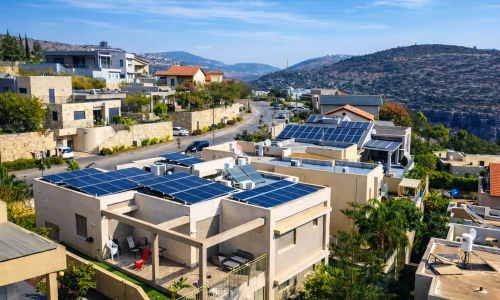 בתים פרטיים עם מערכות סולאריות